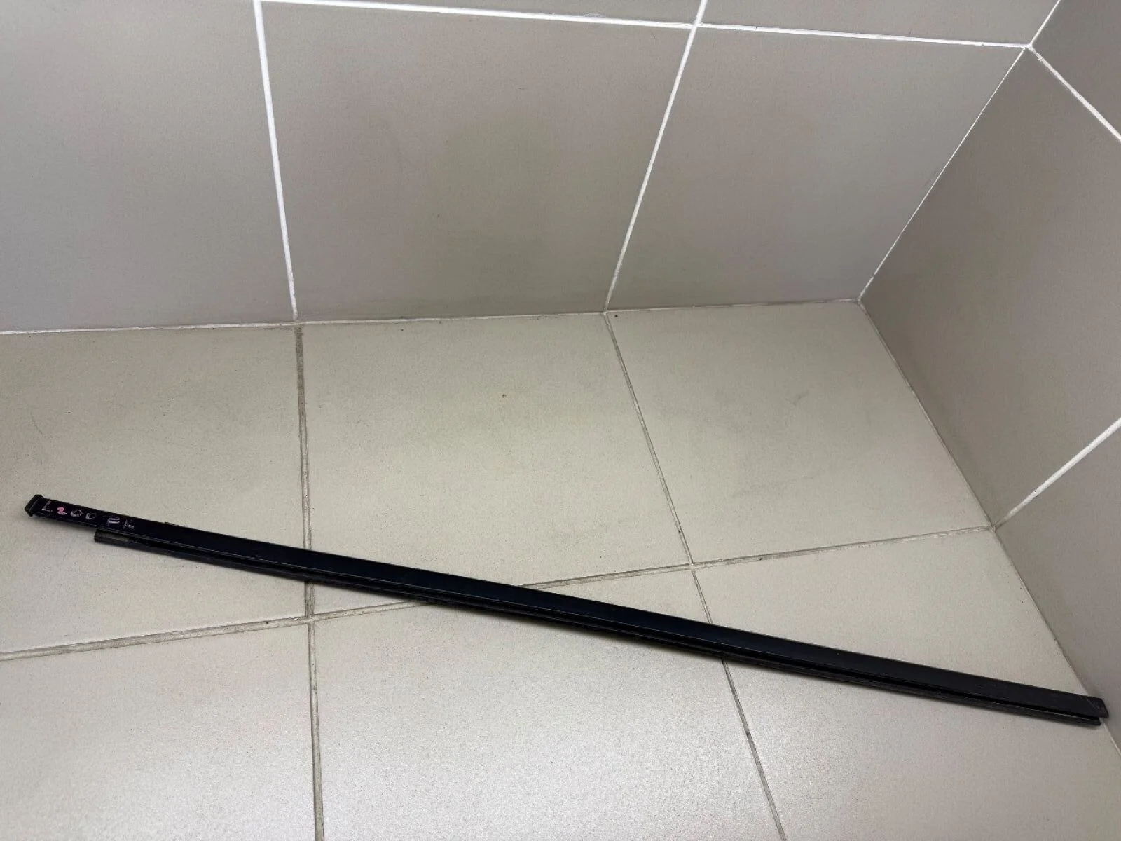 Накладка стекла Mitsubishi L200 IV (2006—2014) б.у