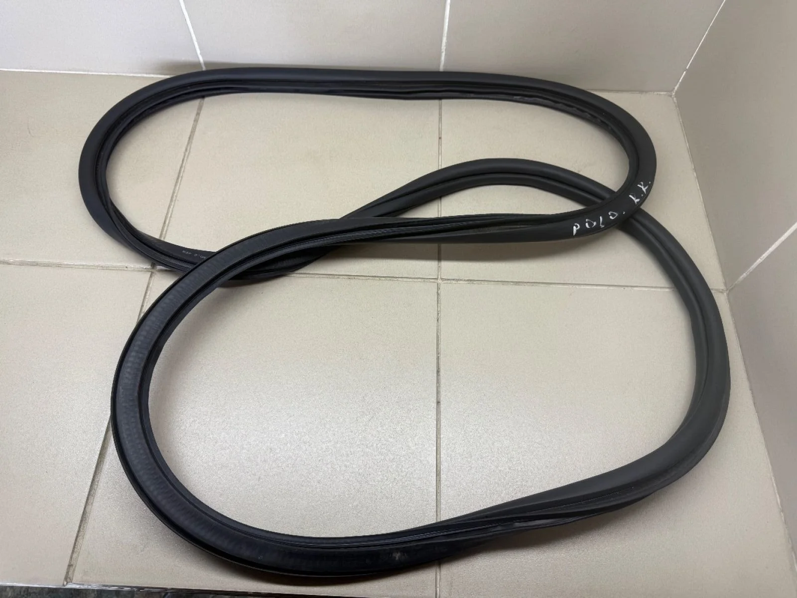 Уплотнитель двери Volkswagen Polo V (2009—2015) б.у