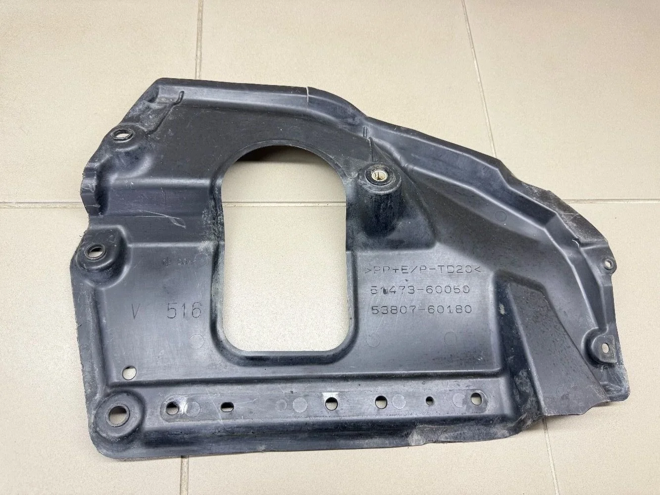 Пыльник бампера Lexus LX J200 рестайлинг 2 (2015—2023) б.у