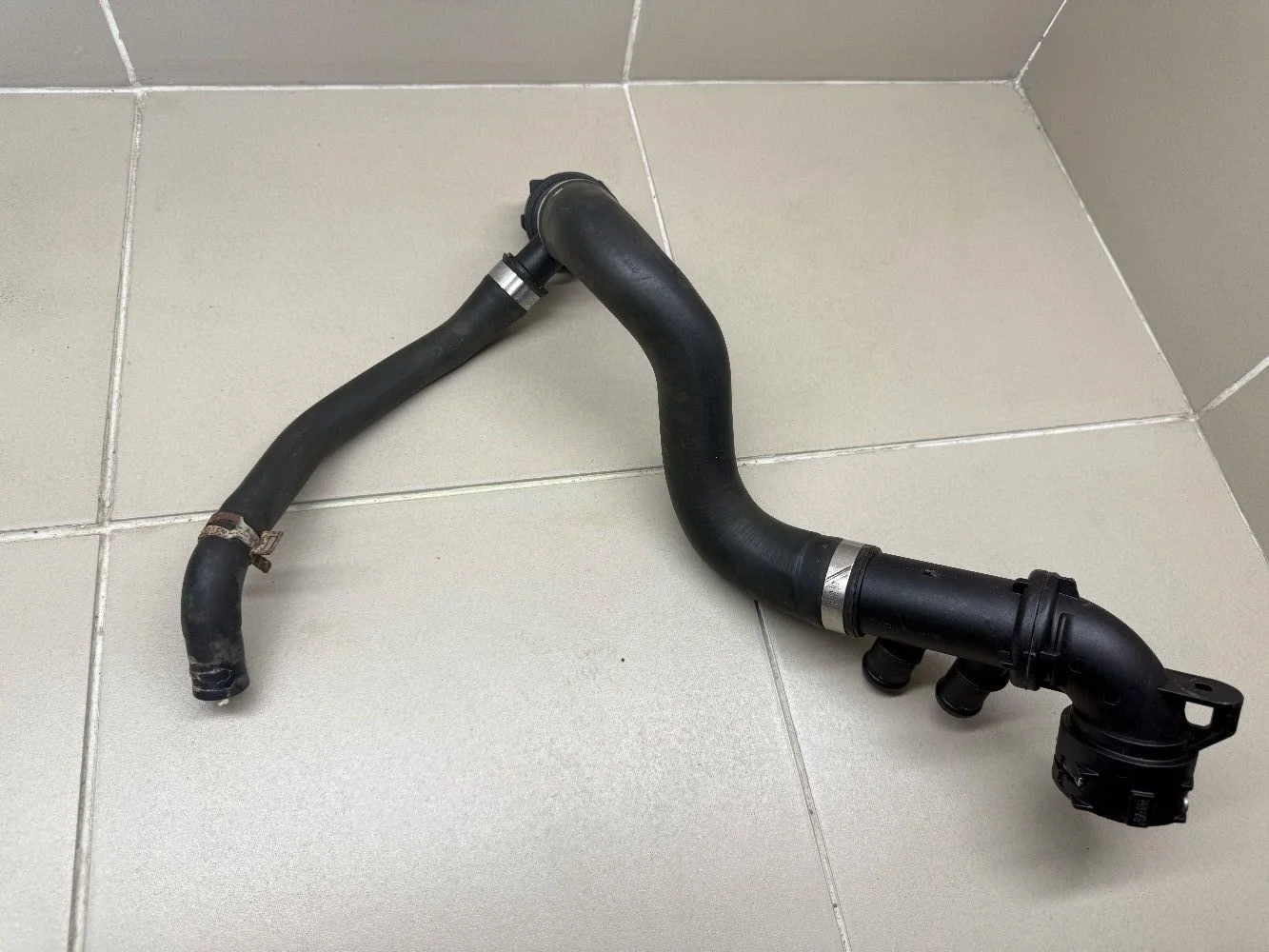 Патрубок системы охлаждения Volvo XC90 II рестайлинг (2019—2025) б.у