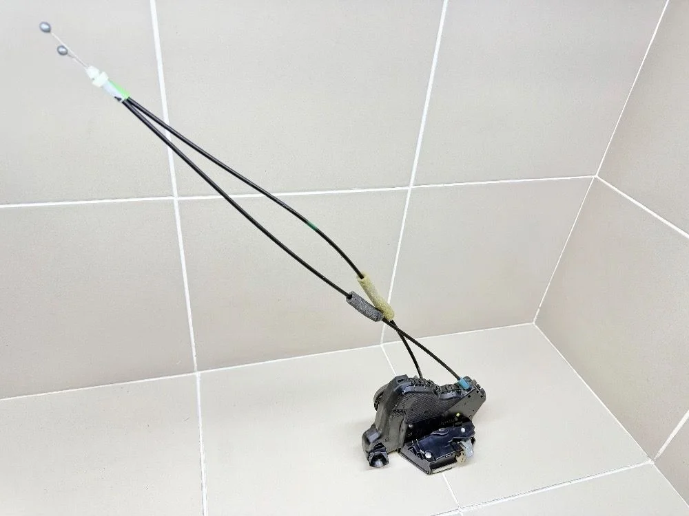 Замок двери передней правой Toyota RAV4 IV рестайлинг (2015—2019) б.у