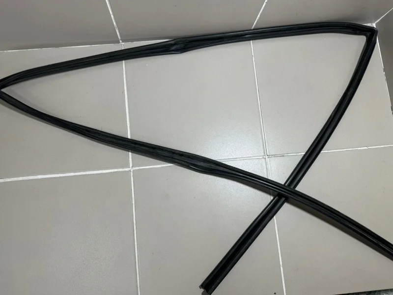 Уплотнитель стекла двери Mitsubishi Pajero Sport II (2008—2013) б.у