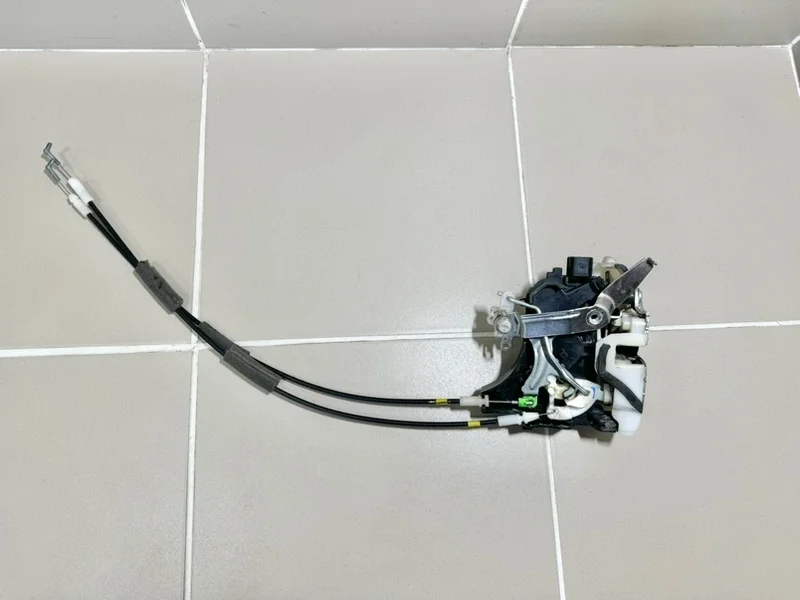 Замок двери Mitsubishi L200 IV (2006—2014) б.у