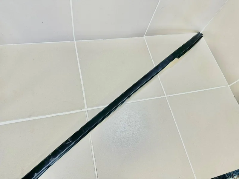 Молдинг лобового стекла Toyota Land Cruiser 200 (2007—2012) б.у