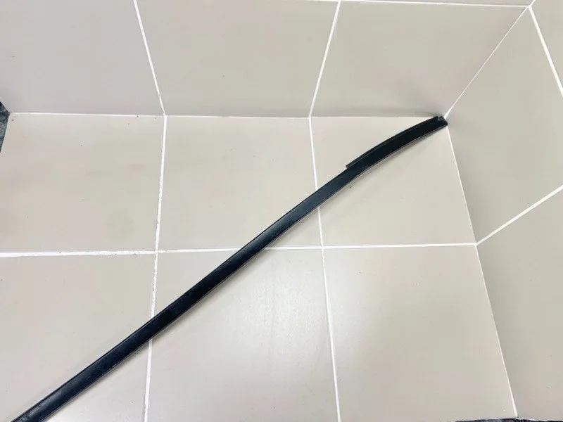 Молдинг лобового стекла Toyota Land Cruiser 200 (2007—2012) б.у