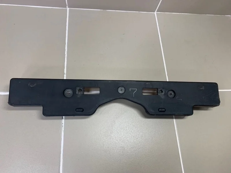 Площадка номерного знака Toyota Land Cruiser 200 рестайлинг 2 (2015—2021) б.у