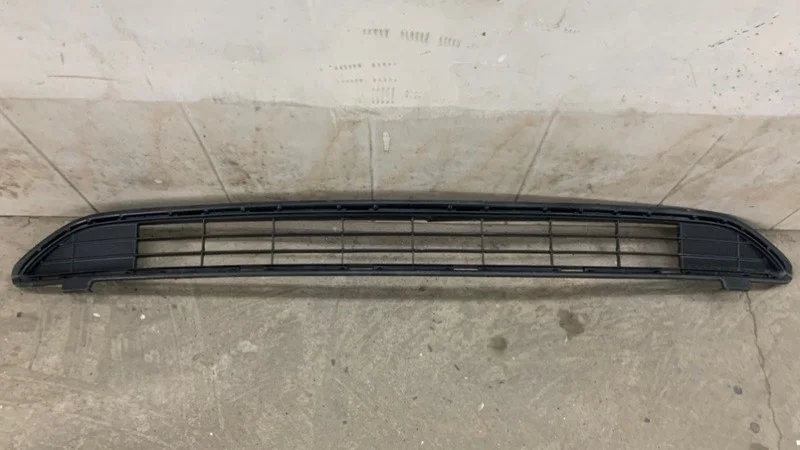 Решетка в бампер Toyota RAV4 IV рестайлинг (2015—2019) б.у