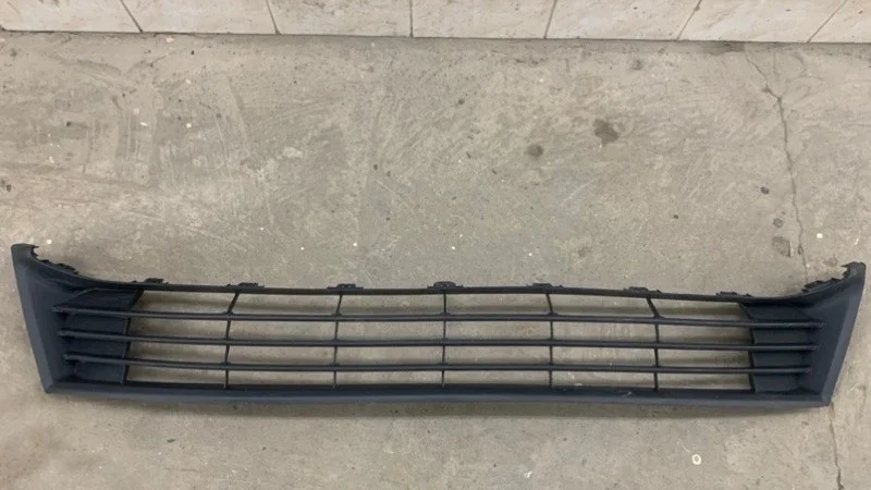Решетка в бампер Toyota Corolla XI (2012—2016) б.у