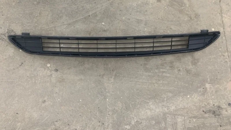 Решетка в бампер Toyota RAV4 IV рестайлинг (2015—2019) б.у