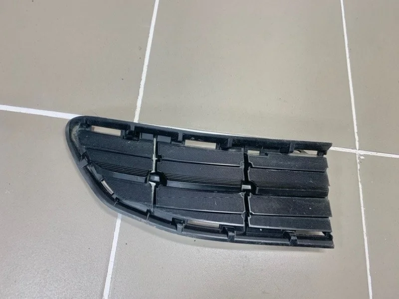 Решетка в бампер Toyota RAV4 IV (2012—2015) б.у