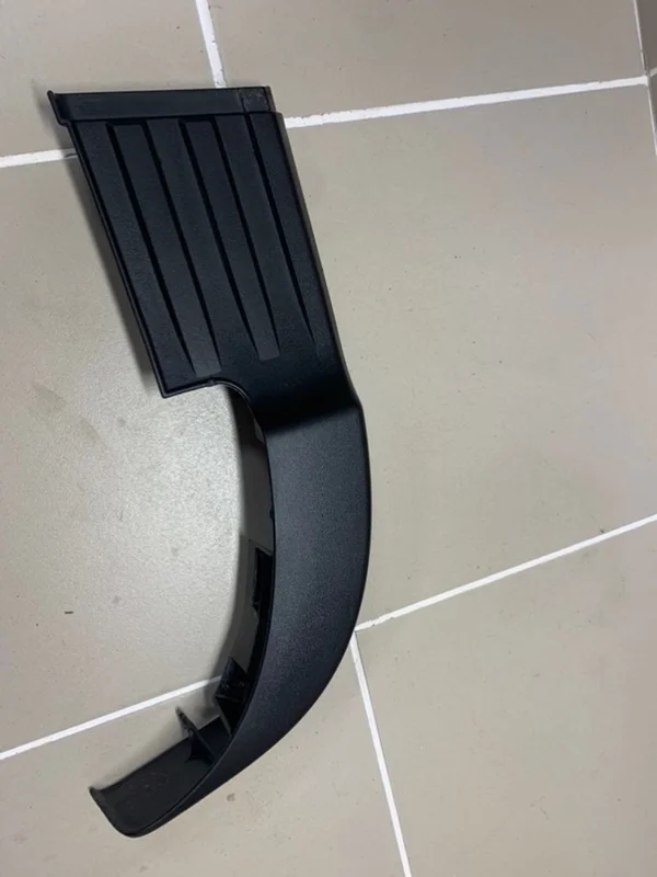 Накладка бампера Toyota Hilux VIII (2015—2020) б.у