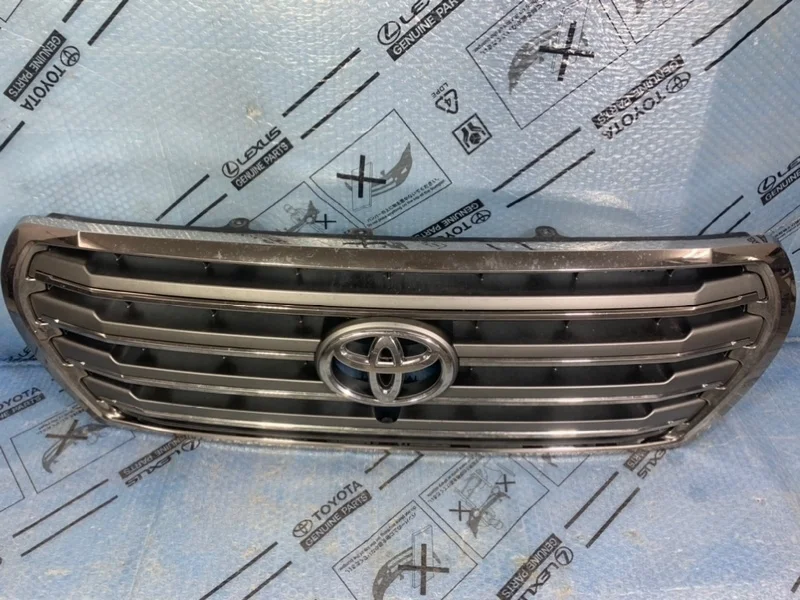 Решетка радиатора Toyota Land Cruiser 200 (2007—2012) б.у