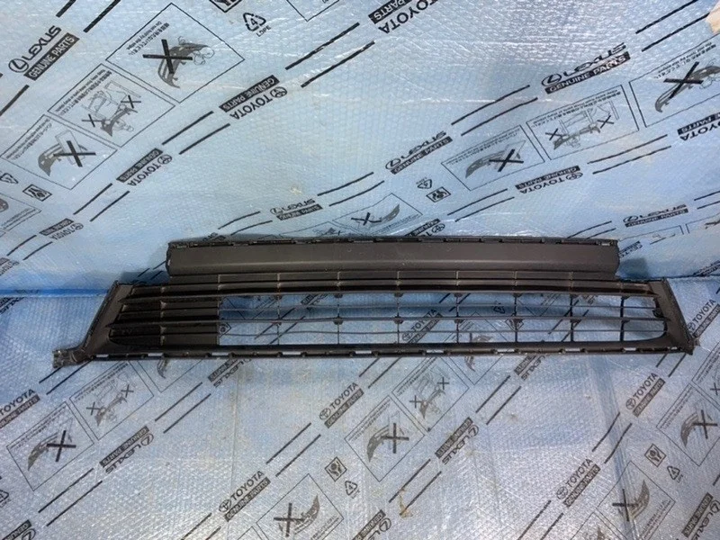 Решетка в бампер Toyota RAV4 IV рестайлинг (2015—2019) б.у