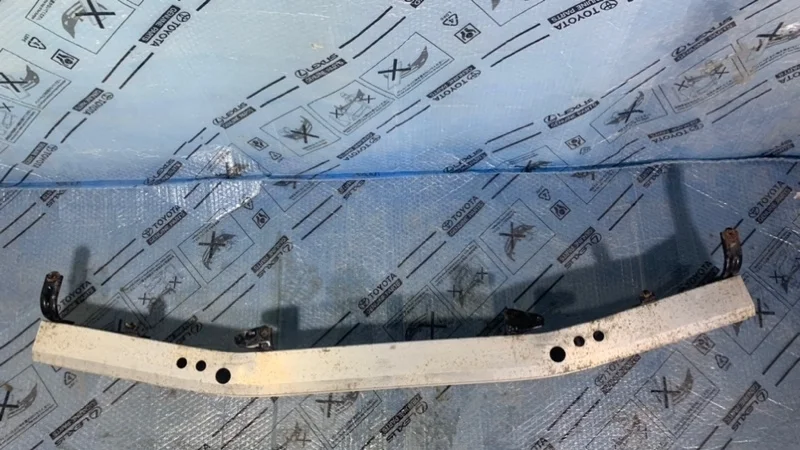 Усилитель бампера Toyota Land Cruiser 200 рестайлинг 2 (2015—2021) б.у