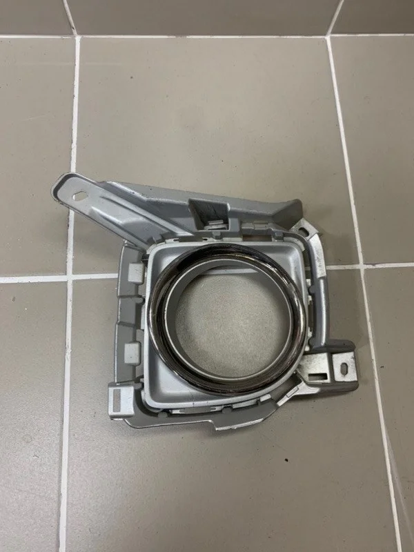 Накладка противотуманной фары Toyota Land Cruiser 200 рестайлинг (2012—2015) б.у