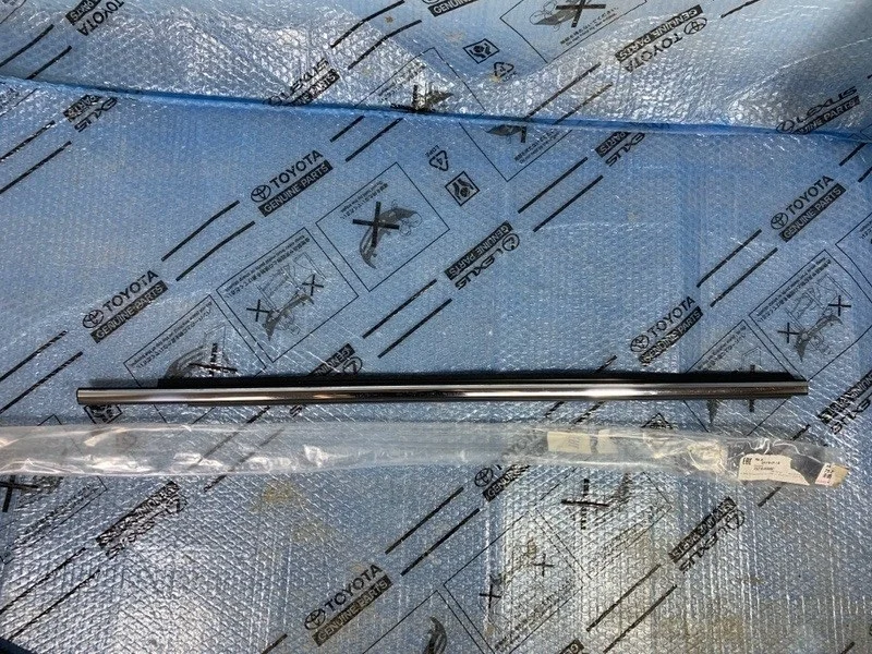 Накладка стекла Toyota Land Cruiser 200 (2007—2012) б.у