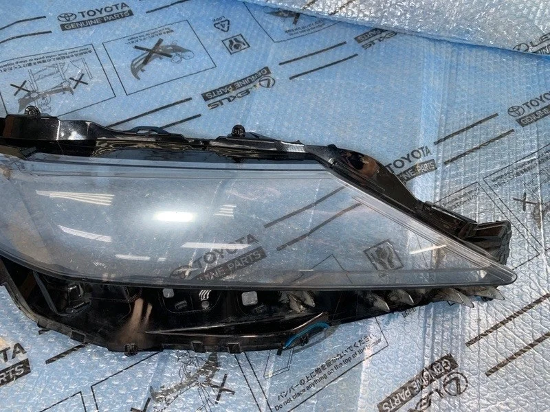 Стекло фары Toyota Camry XV70 (2017—2021) б.у