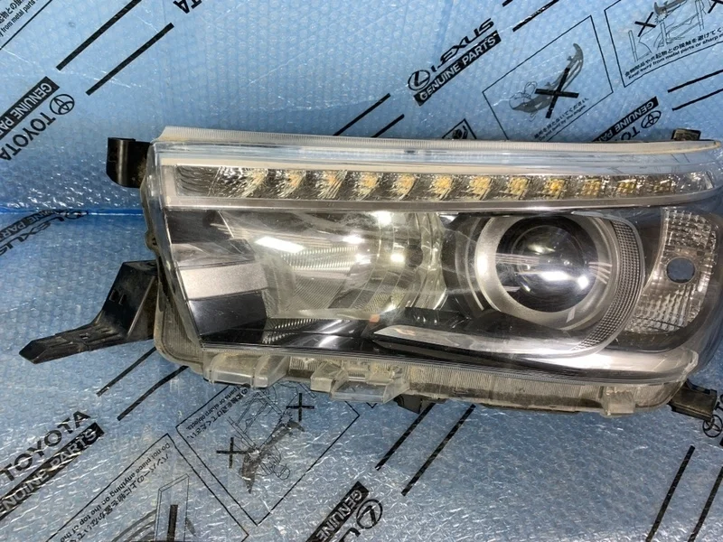 Фара Toyota Hilux VIII (2015—2020) б.у