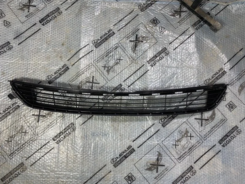 Решетка в бампер Toyota RAV4 IV (2012—2015) б.у