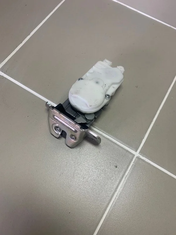 Замок двери багажника Mitsubishi ASX I (2010—2013) б.у