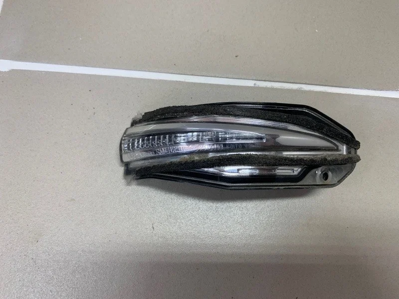 Повторитель поворота в зеркало Toyota RAV4 IV рестайлинг (2015—2019) б.у