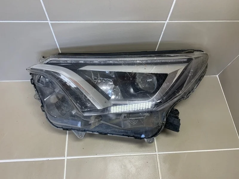 Фара Toyota RAV4 IV рестайлинг (2015—2019) б.у