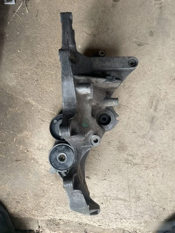 Кронштейн масляного фильтра Volkswagen Passat B5 (1996—2001) б.у