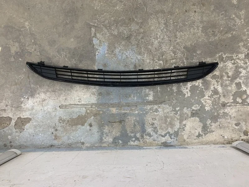 Решетка в бампер центральная Toyota RAV4 IV рестайлинг (2015—2019) б.у