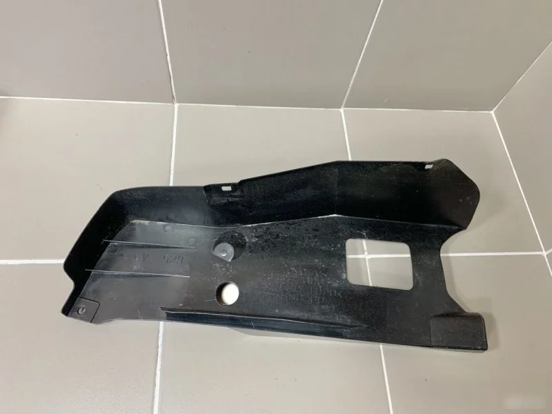 Пыльник бампера Toyota Land Cruiser 200 рестайлинг (2012—2015) б.у