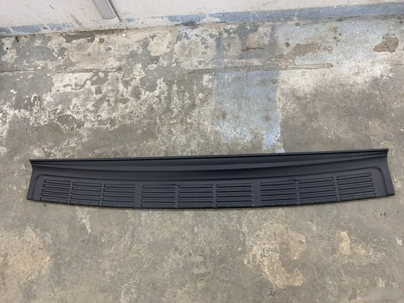 Накладка бампера Toyota Land Cruiser 200 рестайлинг 2 (2015—2021) б.у