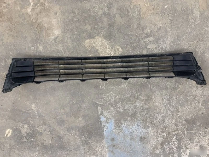 Решетка в бампер центральная Toyota Corolla XI (2012—2016) б.у