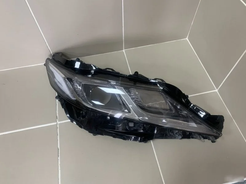 Стекло фары Toyota Camry XV70 (2017—2021) б.у