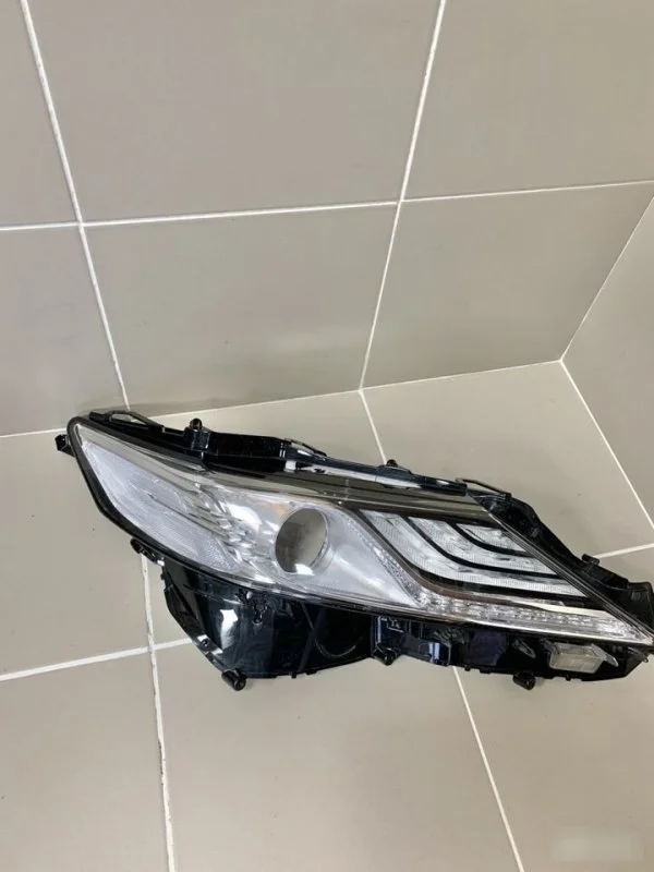 Стекло фары Toyota Camry XV70 (2017—2021) б.у