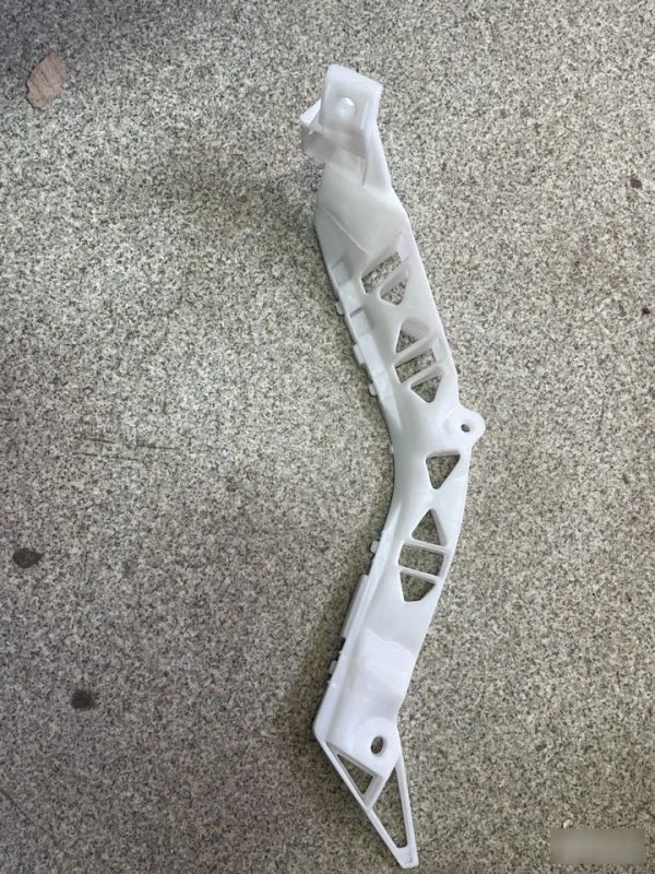 Направляющая бампера Mazda 3 BK (2003—2006) новый