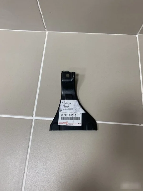 Кронштейн фары Lexus LX J200 (2007—2012) новый