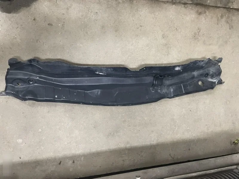 Планка лобовое стекло Hyundai Solaris I (2010—2014) б.у