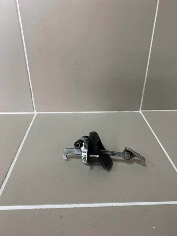 Ограничитель двери Renault Duster II (2017—2025) б.у