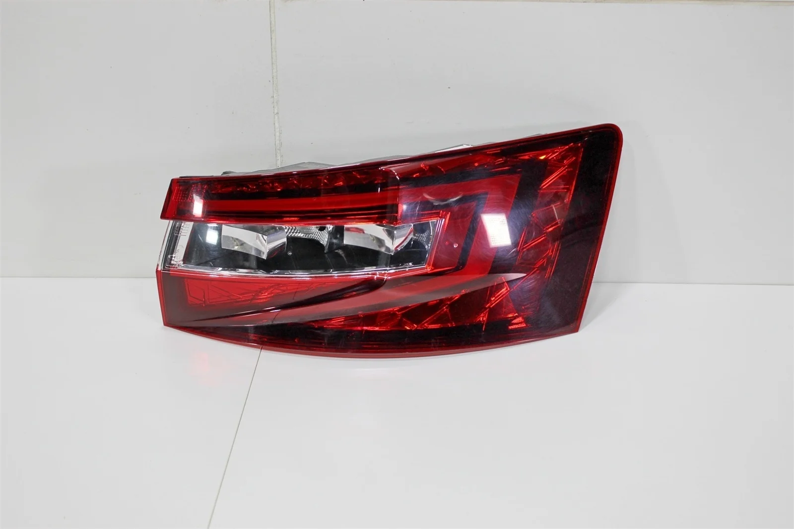 Фонарь SKODA SUPERB 2018 3V5945208 B8, правый