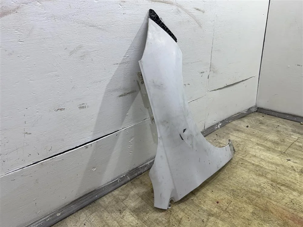 Крыло FR белое OBK УЦЕНКА покрашено краской Raptor, небольшая поддавленость по центру при перевозке