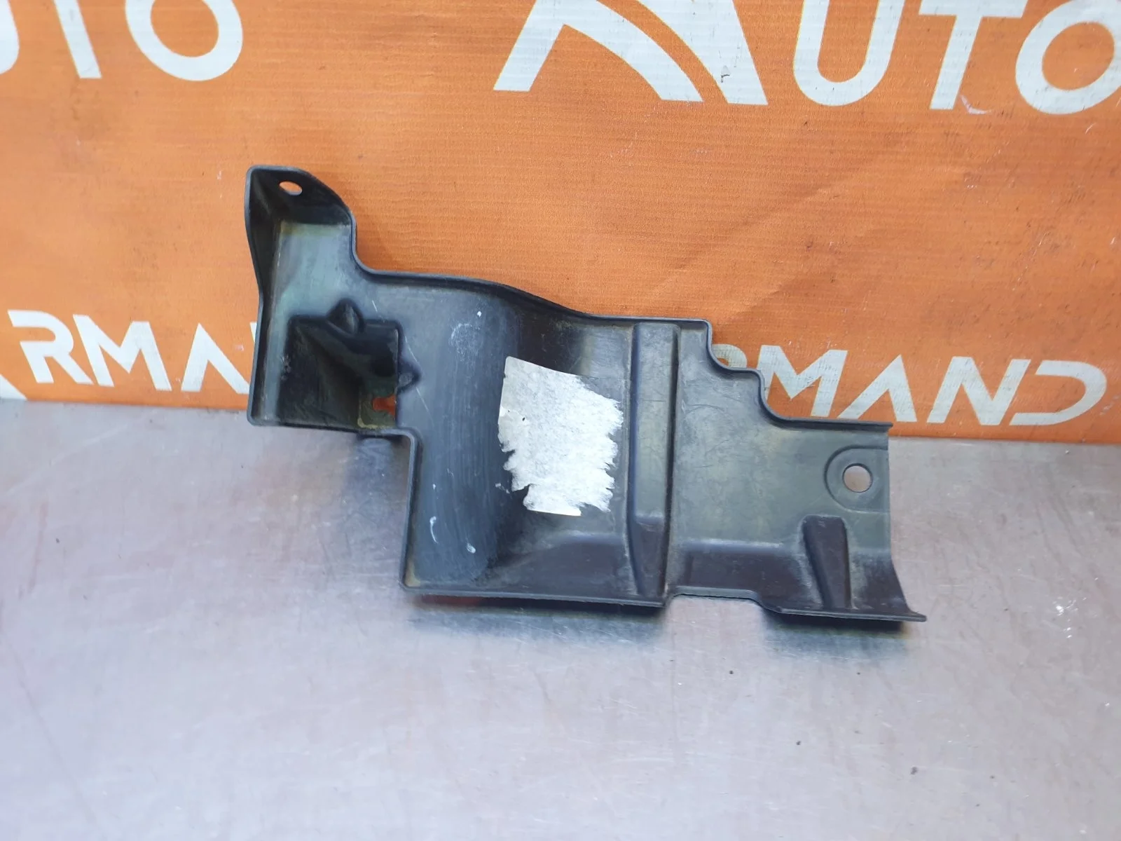 Кронштейн решетки радиатора верхний Mitsubishi Outlander 2012-нв 3