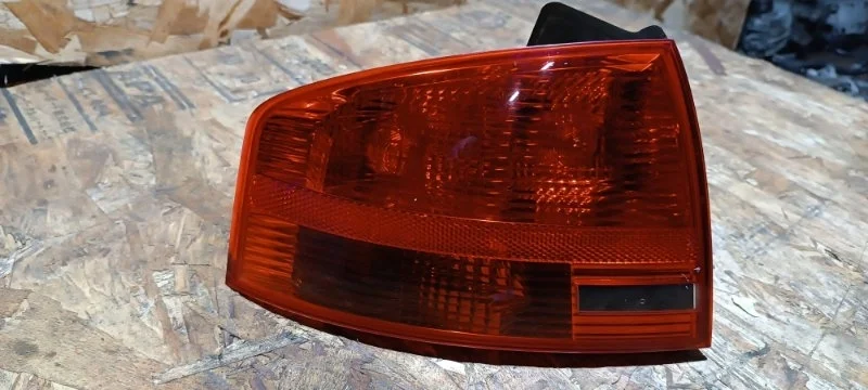 Фонарь Audi A4 2006 8EC