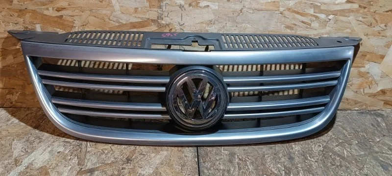 Решетка радиатора Volkswagen Tiguan 2009 5N1