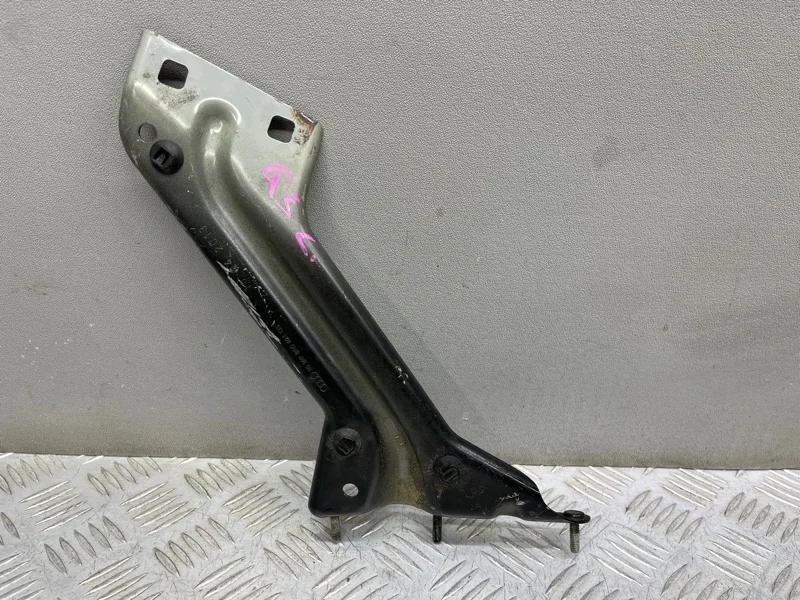 Крепление крыла Audi Q5 8R