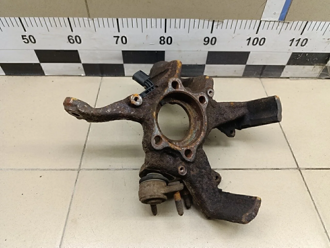 Кулак поворотный передний правый Jetta 2011>