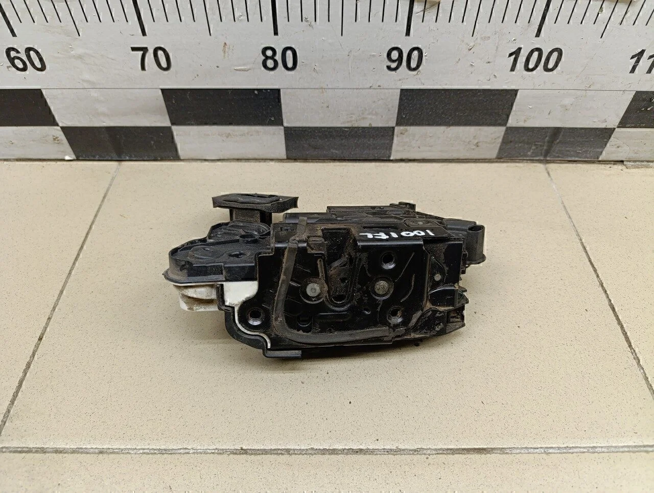 Замок двери передней левой Jetta 2011>