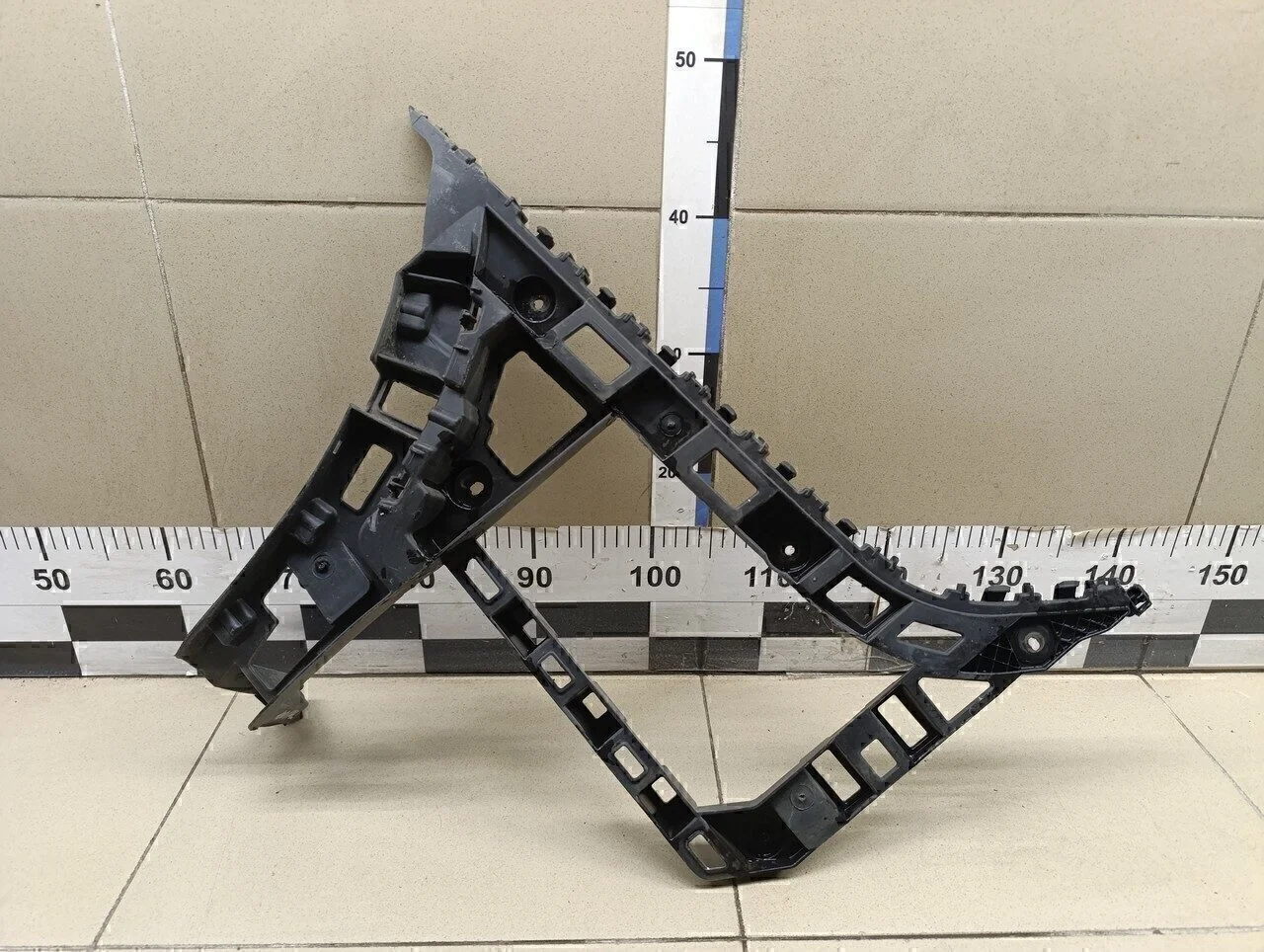 Направляющая заднего бампера левая Jetta 2011>