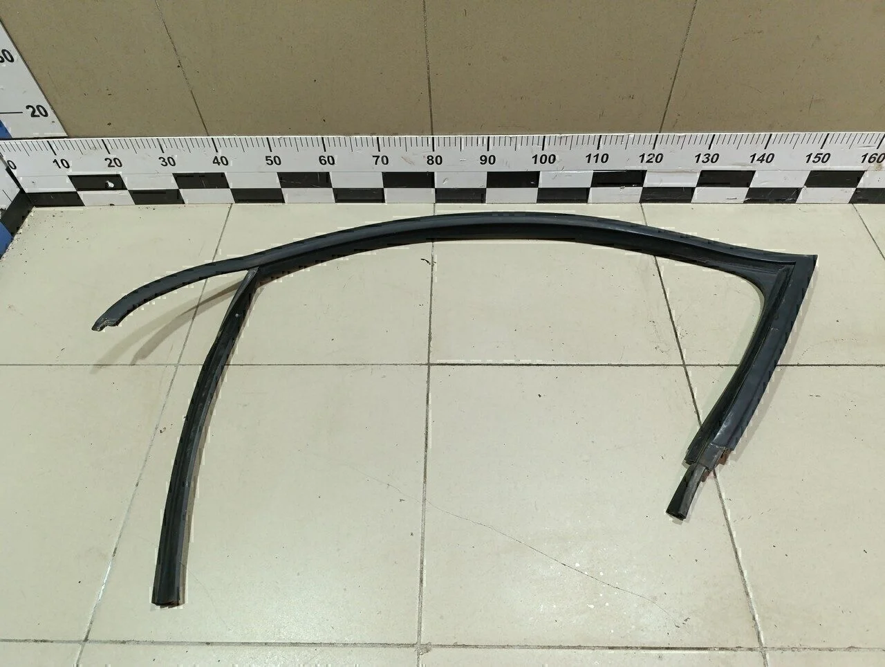 Уплотнитель стекла двери Jetta 2011>