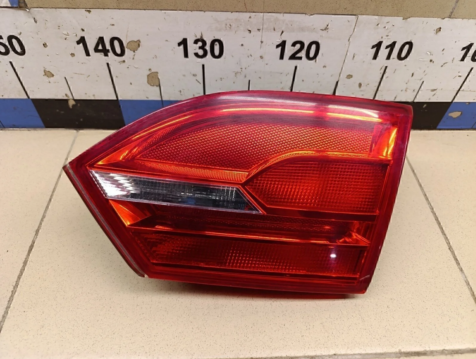 Фонарь задний внутренний правый Jetta 2011>