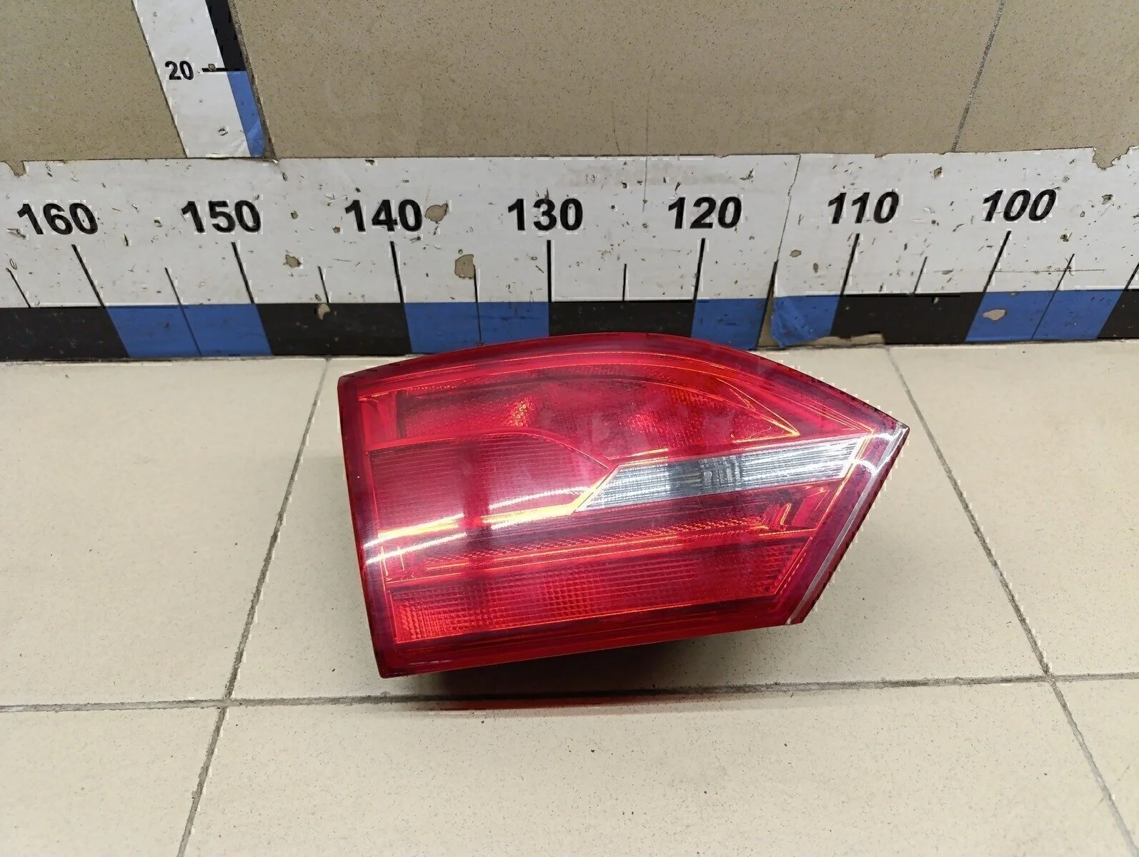 Фонарь задний внутренний левый Jetta 2011>