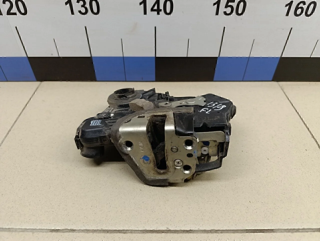 Замок двери передней левой Avensis II 2003-2008